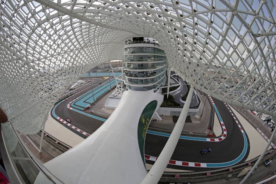 La suggestiva architettura del circuito di Formula 1 &#39;Yas Marina&#39; ad Abu Dhabi (Reuters)